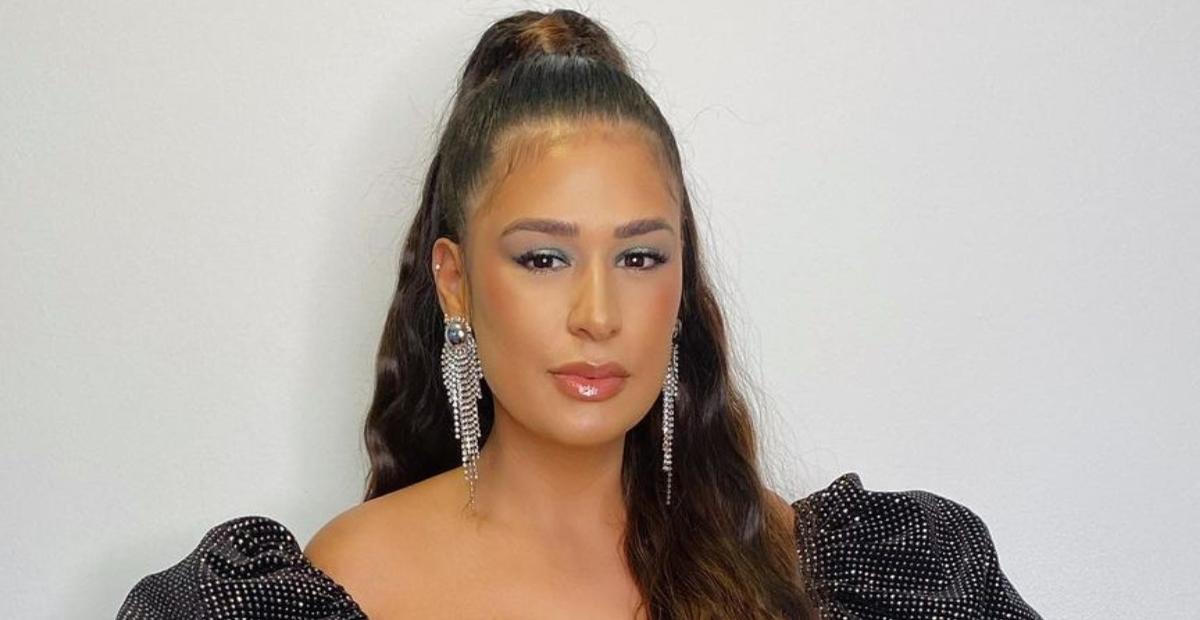 Mais magra, Simone deixa cinturinha marcada em look justo e brilhante no The Masked Singer