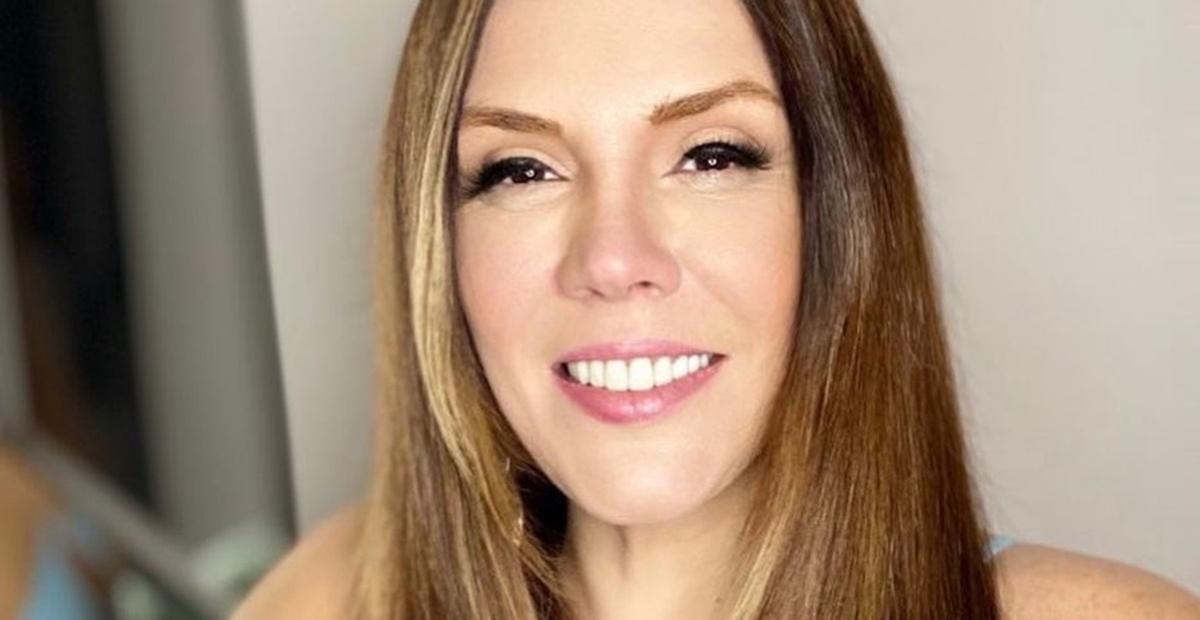 De vestido justíssimo, Simony ostenta curvas poderosas: ”Que espetáculo de mulher”