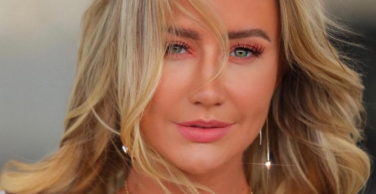 Ana Paula Siebert surge com cobra enrolada em seu pescoço em registro impressionante