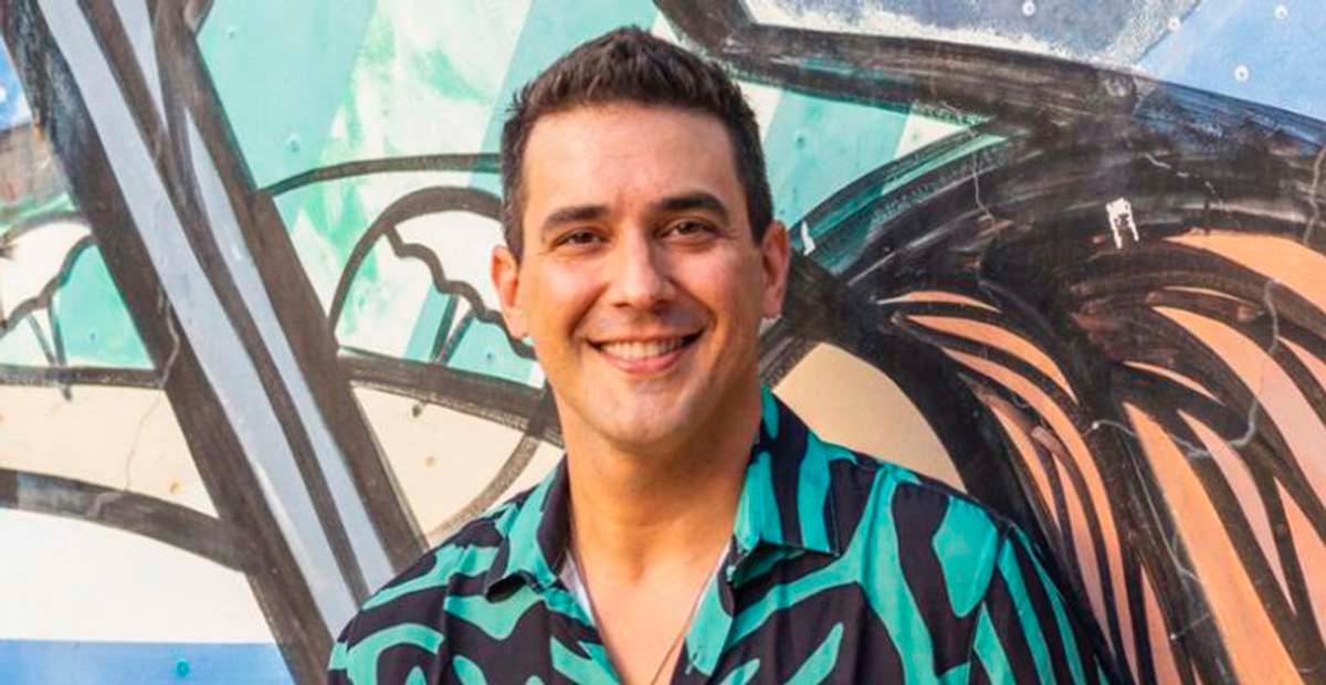 André Marques aparece com bebê no colo e fã questiona: ”Cadê o seu?”
