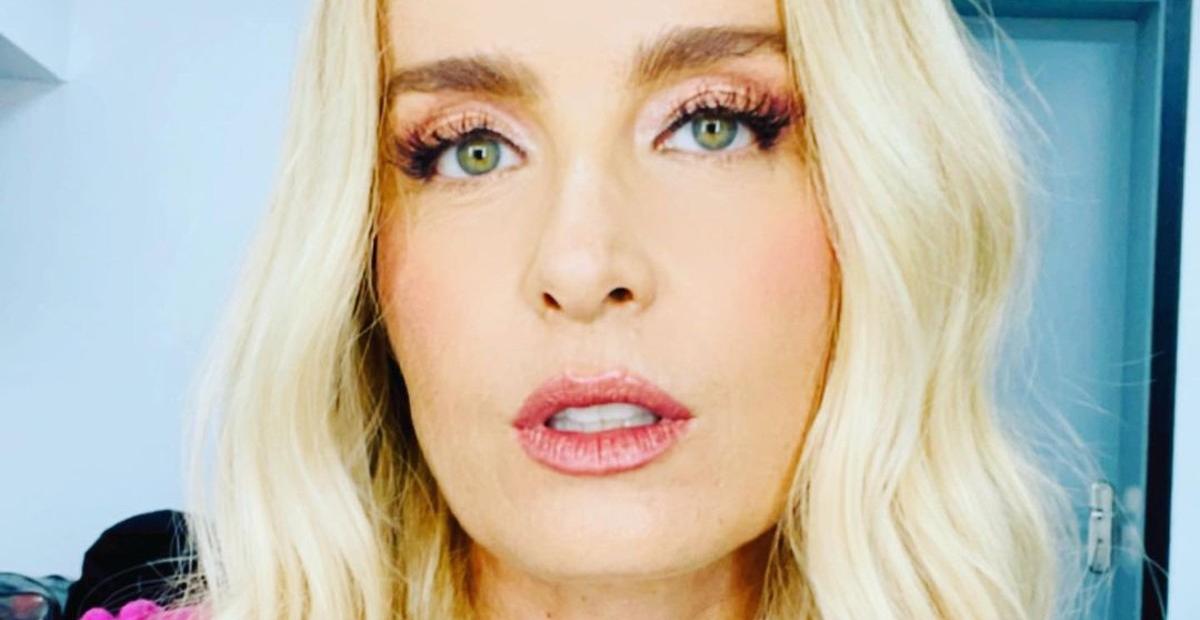 Aos 47 anos, Angélica posa com look de academia e chama atenção para seu abdômen sarado