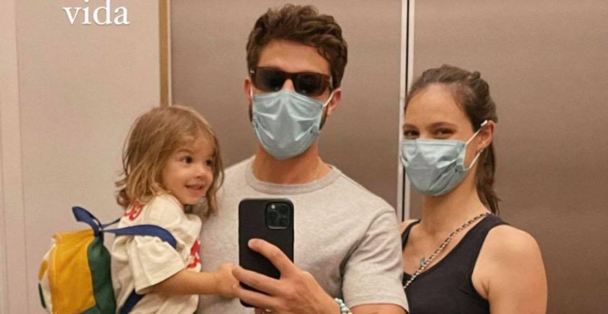 Laura Neiva exibe o barrigão da segunda gravidez em clique no espelho com a família
