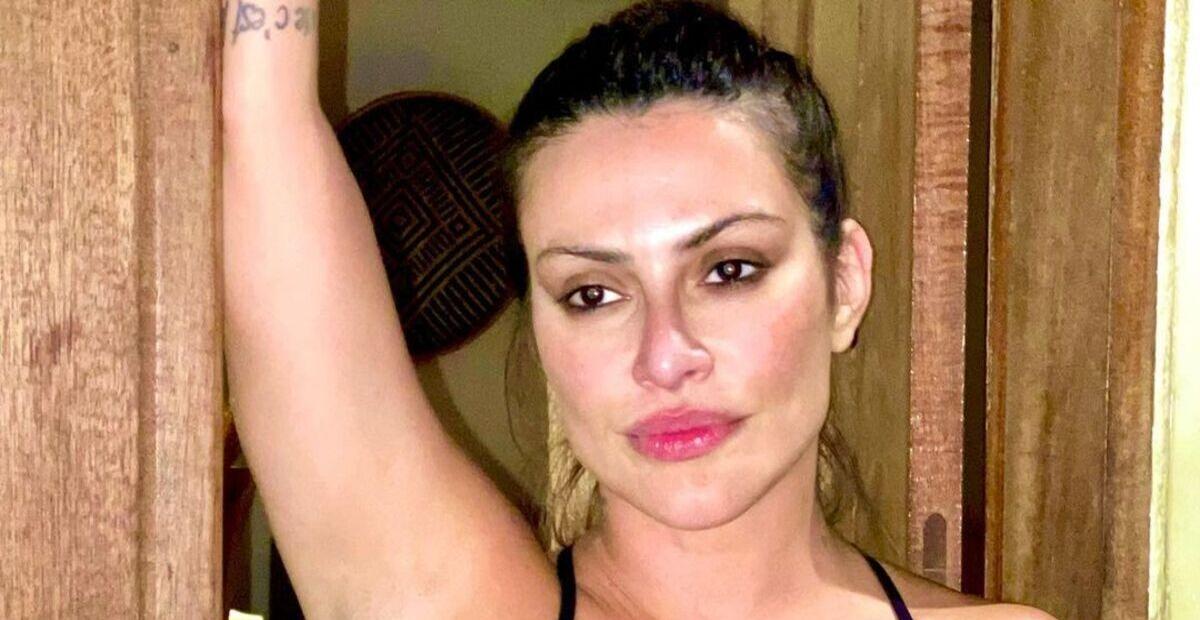 Cleo rouba a cena no deserto com look todo aberto: ”Tão maravilhosa”