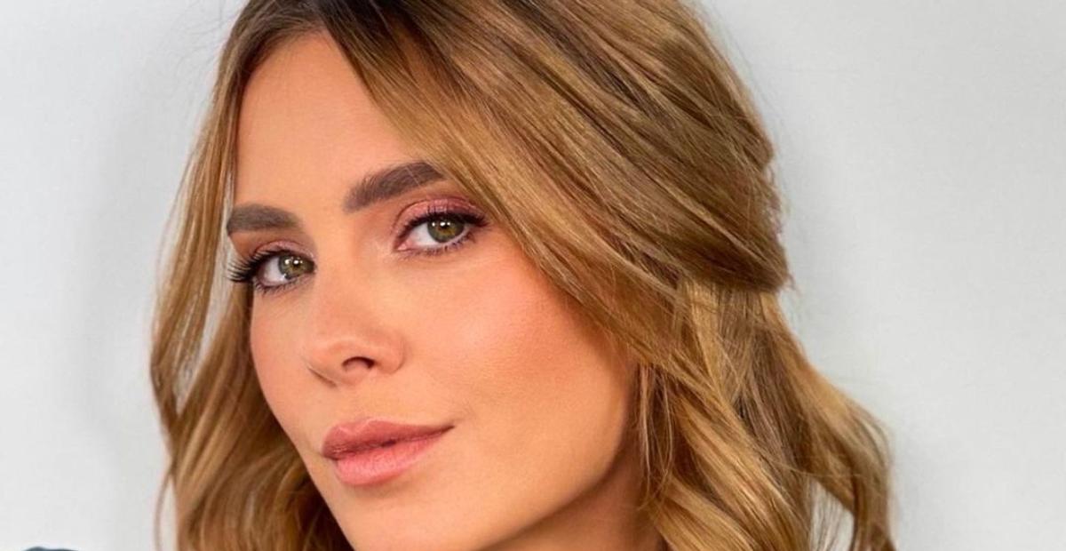 De topless, Carolina Dieckmann exibe curvas esculturais com biquíni fininho: ”Espetáculo”