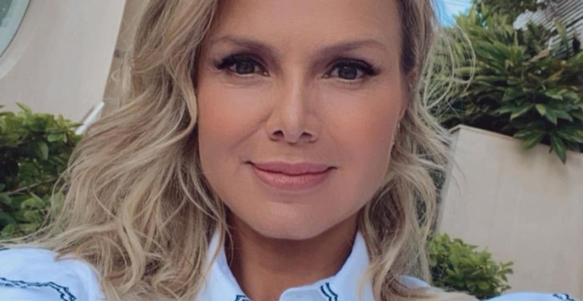 Eliana impressiona ao ser flagrada de roupão em camarim do SBT