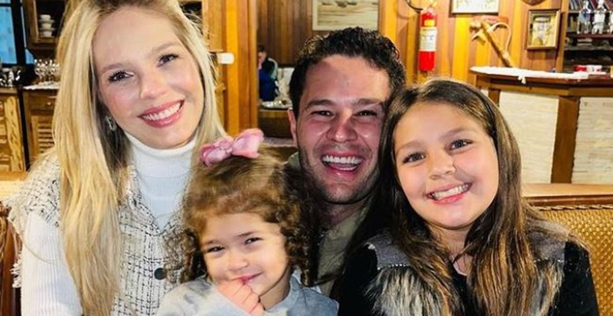 Em clima de TBT, Pedro Leonardo posta clique com a esposa e filhas: ”Bão demais”