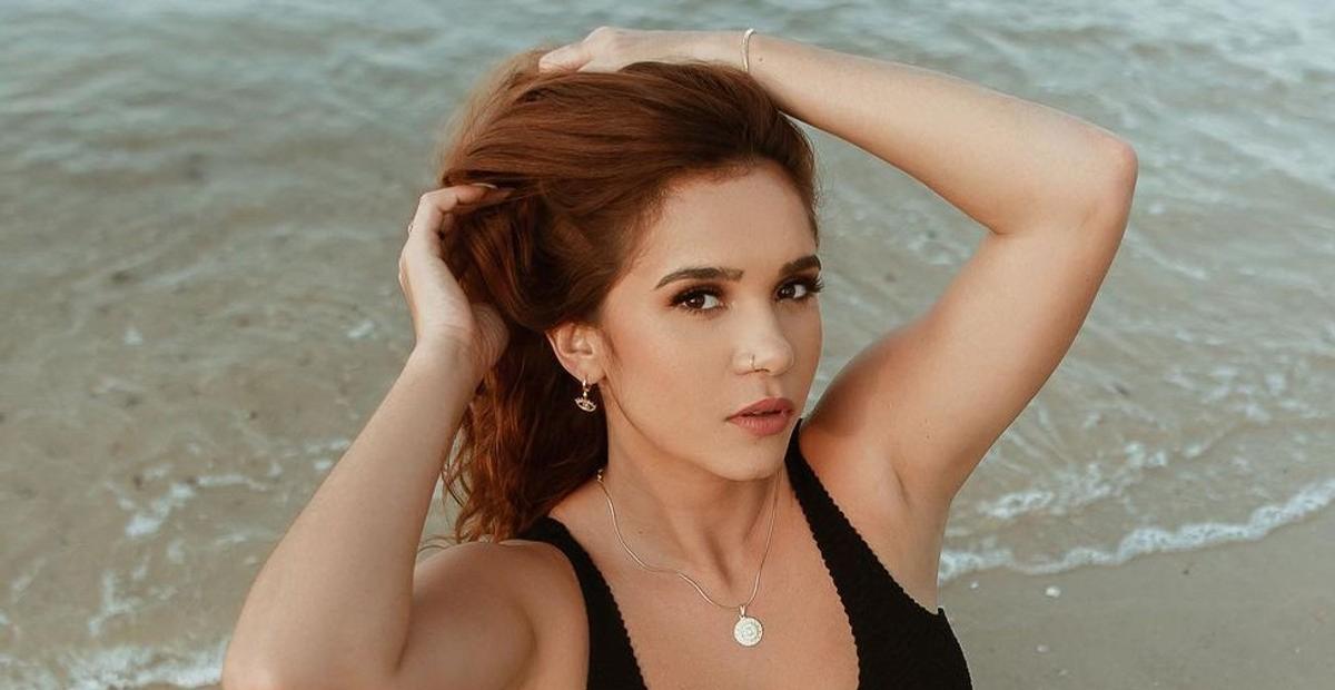 Gizelly Bicalho surge deslumbrante em foto de biquíni e brinca: ”Ariel saiu do mar”
