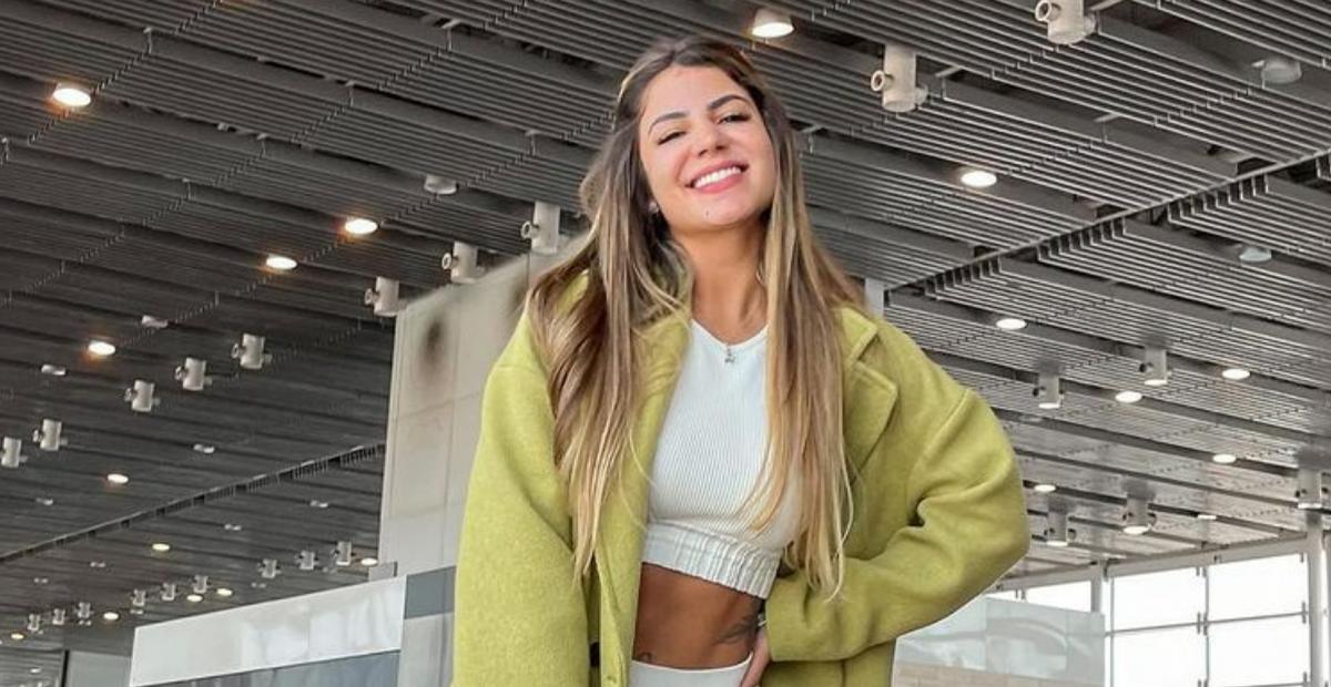 Hariany Almeida surge deslumbrante em cliques na Torre Eiffel e fãs elogiam: ”Deusa!”