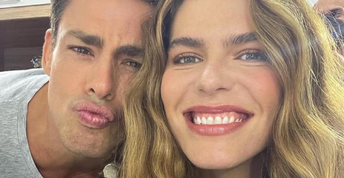 Mariana Goldfarb e Cauã Reymond dividem momento romântico no avião e web se derrete: ”Lindos”