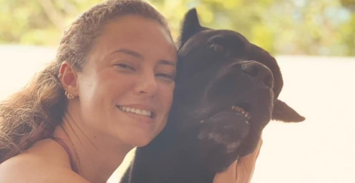 Paolla Oliveira transborda amor ao publicar fotos com seu cachorrinho, Marley