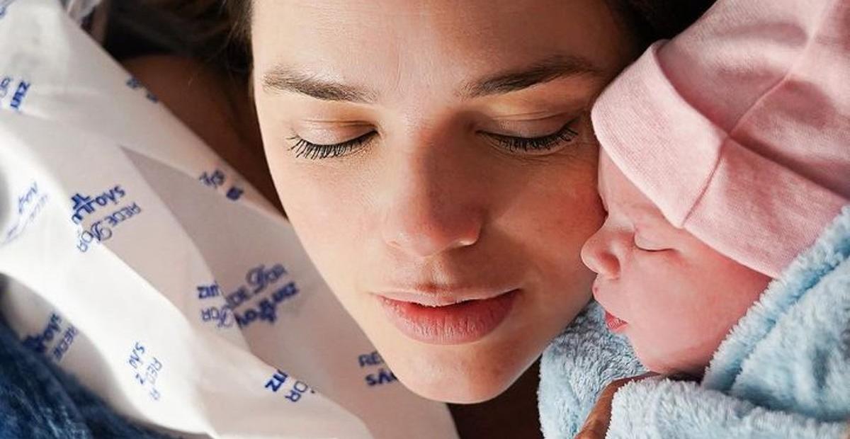 Thaeme flagra a filha de 14 dias sorrindo e se derrete: ”Te amo muito, pequena”