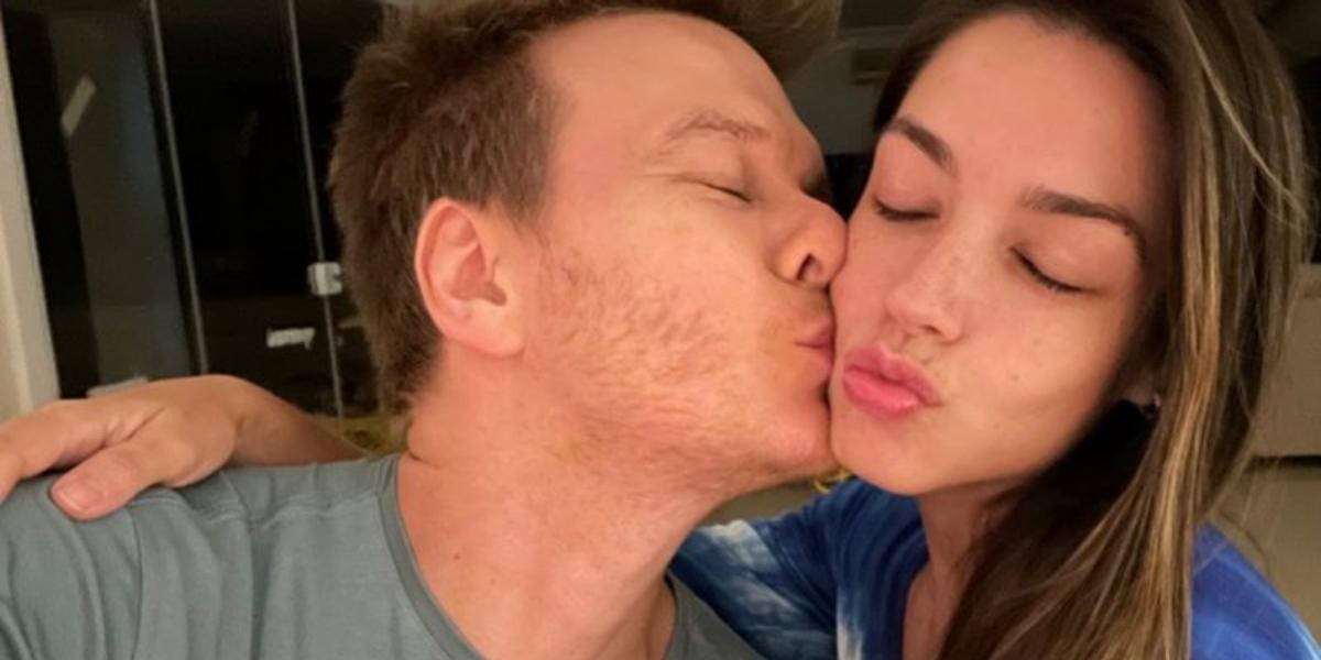 Na França, Thaís Fersoza compartilha clique coladinha com Michel Teló e se declara: ”Casal modão”