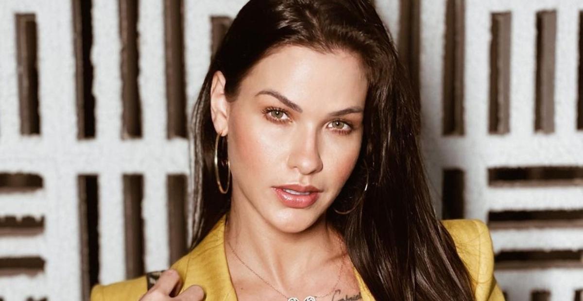 Andressa Suita elege calça recortada e blusa curta em look de R$20,5 mil para ensaio: ”Perfeição”
