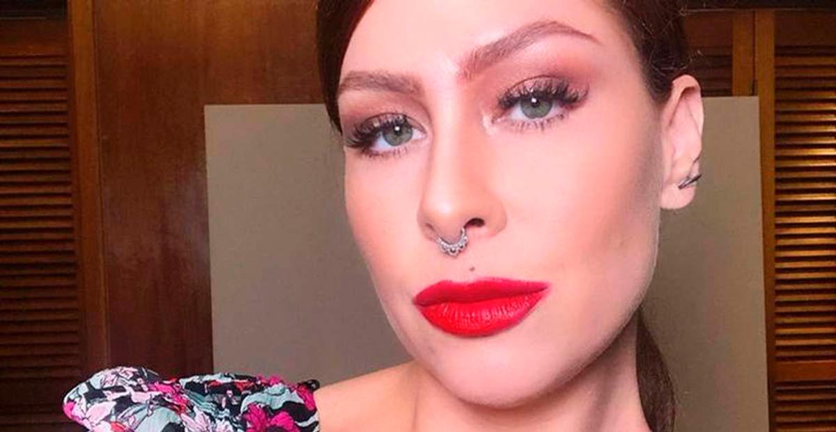 Aos 44 anos, Pitty exibe boa forma ao aparecer decotada e com look curtíssimo