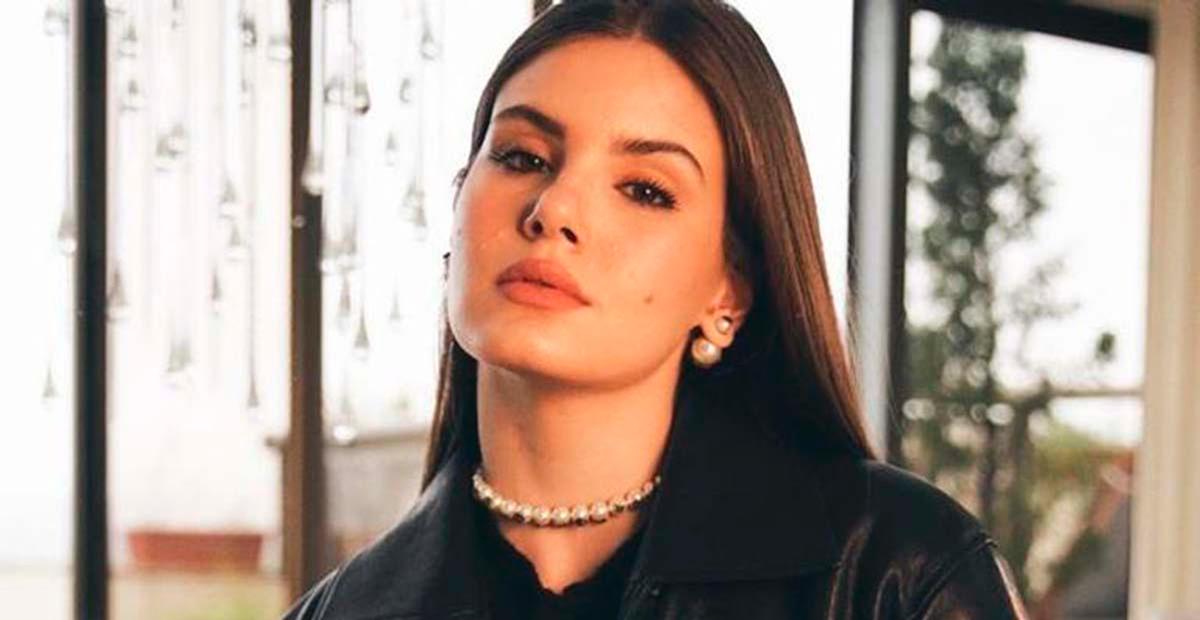 Camila Queiroz surge de lingerie preta no banheiro e beleza arranca suspiros