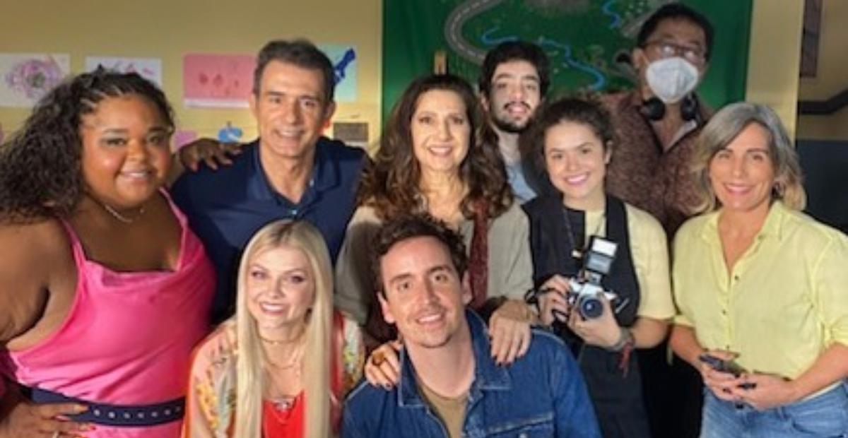 Gloria Pires compartilha clique com o elenco do seu novo filme, ‘Desapega’