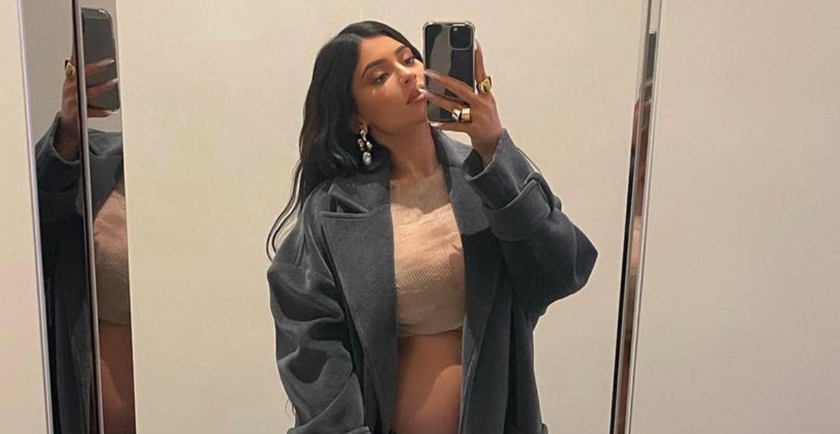 Kylie Jenner aposta em macacão vermelho justinho e exibe o barrigão da segunda gravidez