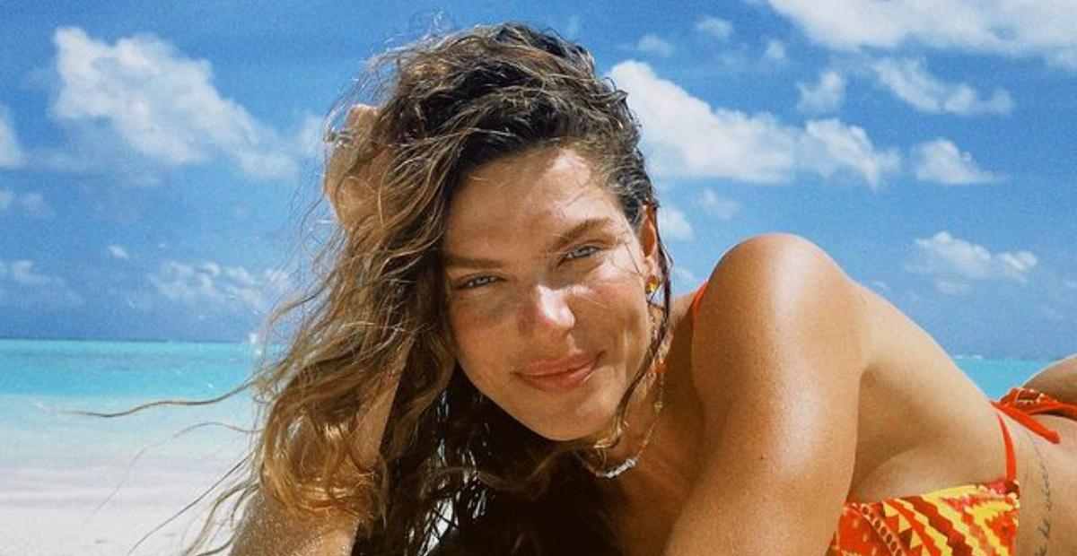 De biquíni, Mariana Goldfarb arranca elogios ao exibir corpaço e abdômen sarado: ”Cauã tem sorte”