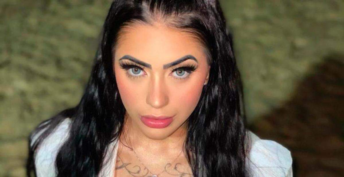 MC Mirella dança de maiô fio dental e curvas causam alvoroço na internet