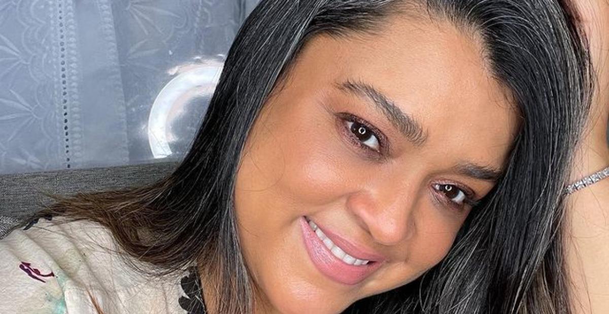 Toda natural, Preta Gil exibe os fios grisalhos ao surgir sem maquiagem na web: ”Na paz de Oxalá”