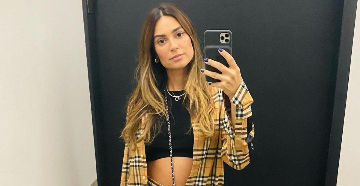 Grávida, Thaila Ayala aposta em conjuntinho estiloso e exibe barrigão: ”Crescemos”