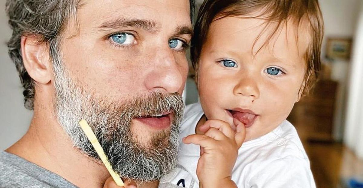 Em momento carinhoso, Bruno Gagliasso surge com Zyan no colo e encanta web: ”Dois príncipes”