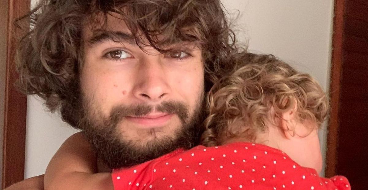Rafa Vitti aparece enrolado em cobertor com Clara Maria e encanta internautas: ”Lindos”