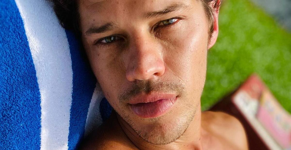 Só de sunga, José Loreto se diverte na piscina e arranca suspiros da web: ”Visão do paraíso”