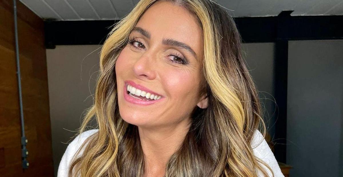 Giovanna Antonelli aproveita dia ensolarado só de biquíni na piscina: ”E a folga veio”