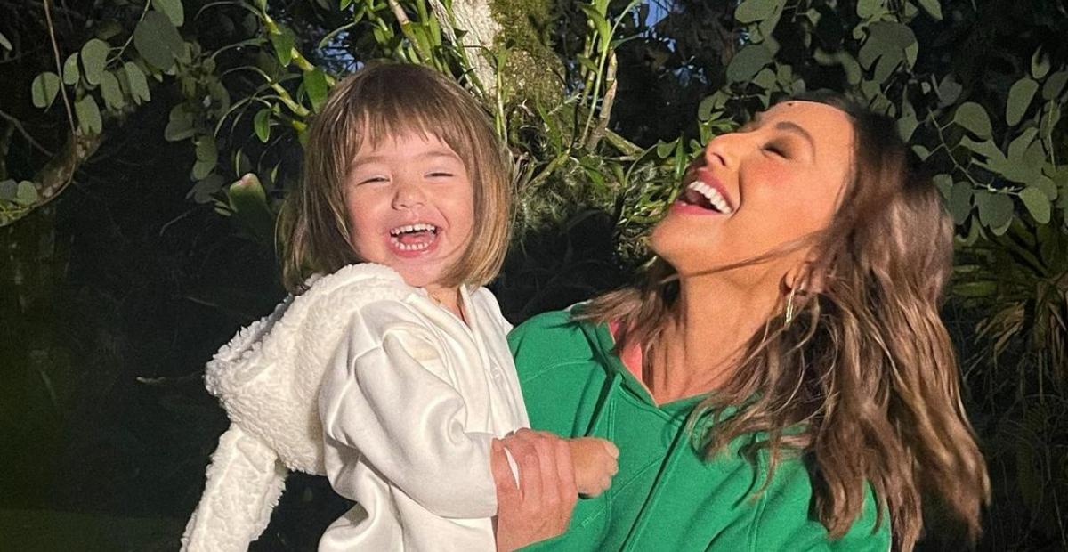 Sabrina Sato mostra Zoe usando coroa personalizada e faz sucesso com os internautas