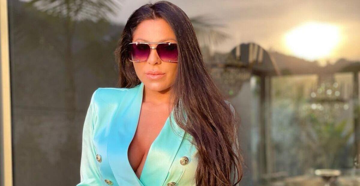 De maiô cavadíssimo, Andressa Ferreira deixa marquinha à mostra e para tudo