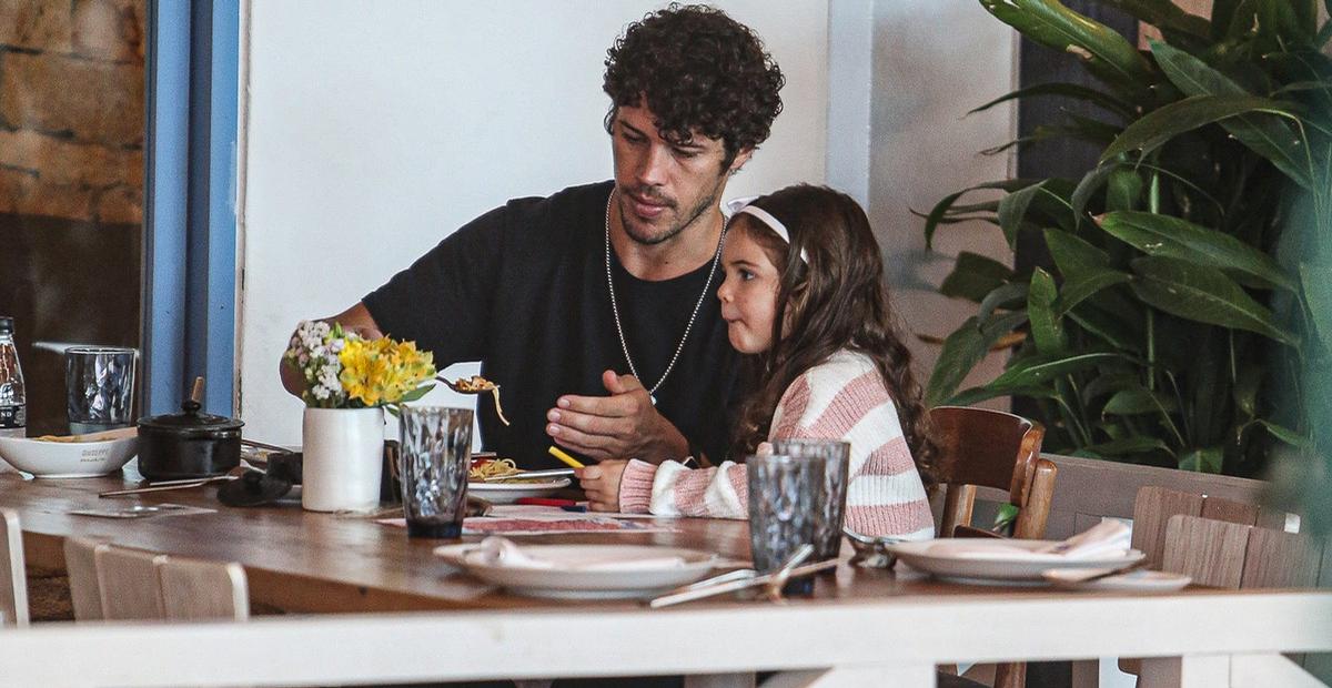 Toda estilosa, filha de José Loreto rouba a cena em shopping