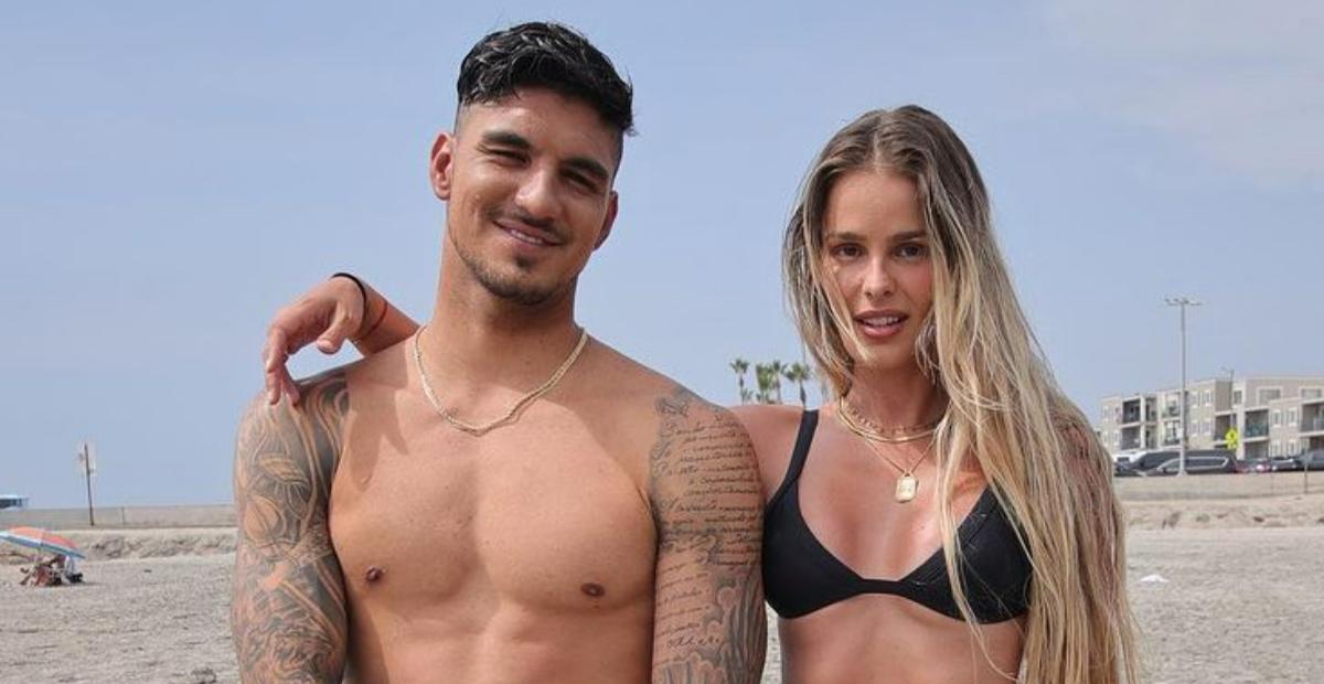 Gabriel Medina e Yasmin Brunet surgem em clima de romance em clique na praia