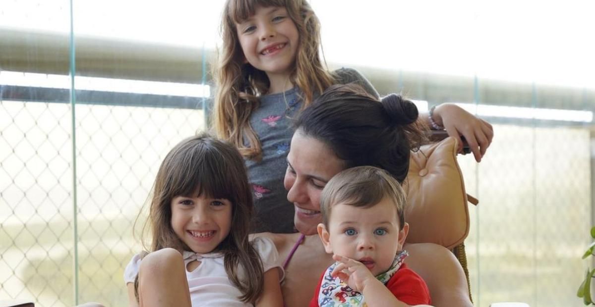 Kyra Gracie exibe perrengues com os filhos durante voo e brinca: ”Mãe de três no avião”