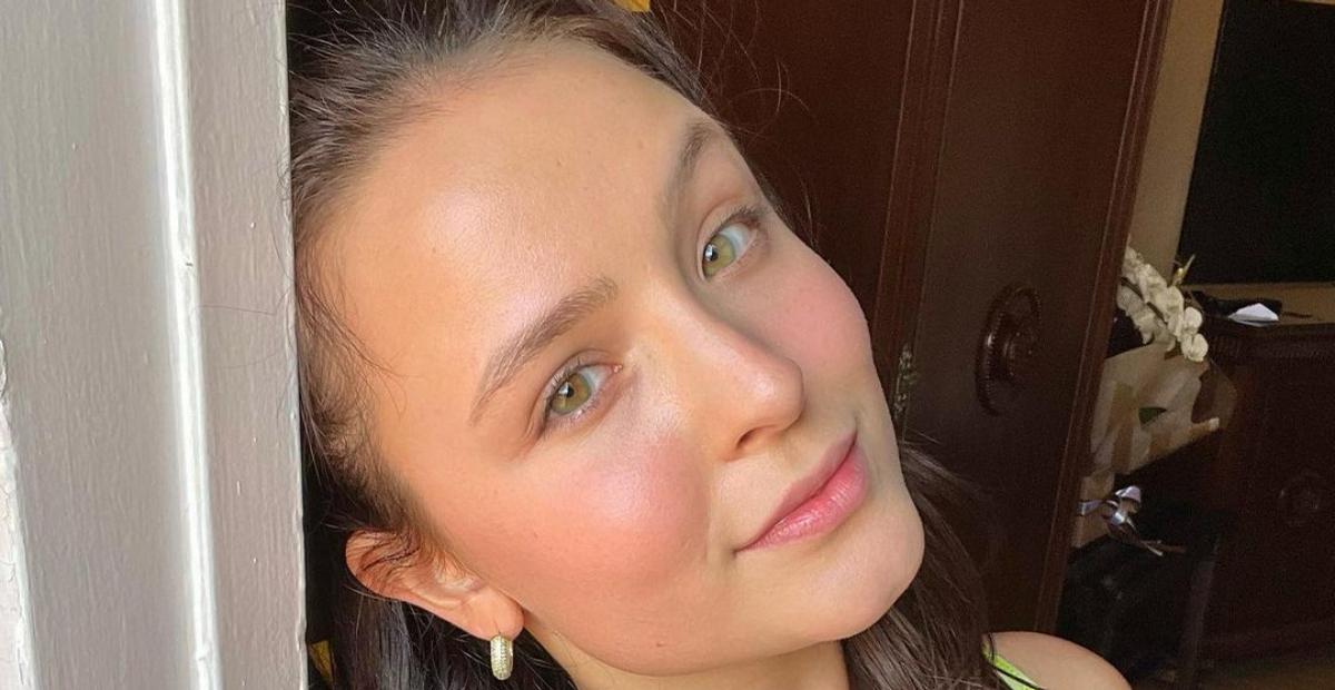 Larissa Manoela surge deslumbrante com flor no cabelo e fãs elogiam: ”Coisa linda!”
