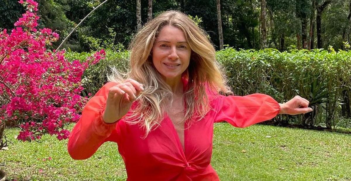 Letícia Spiller explode o fofurômetro ao publicar foto dando mamadeira para um cabritinho