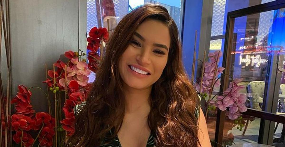 Em Dubai, Raissa Barbosa exibe bumbum escultural ao surgir com biquíni fininho