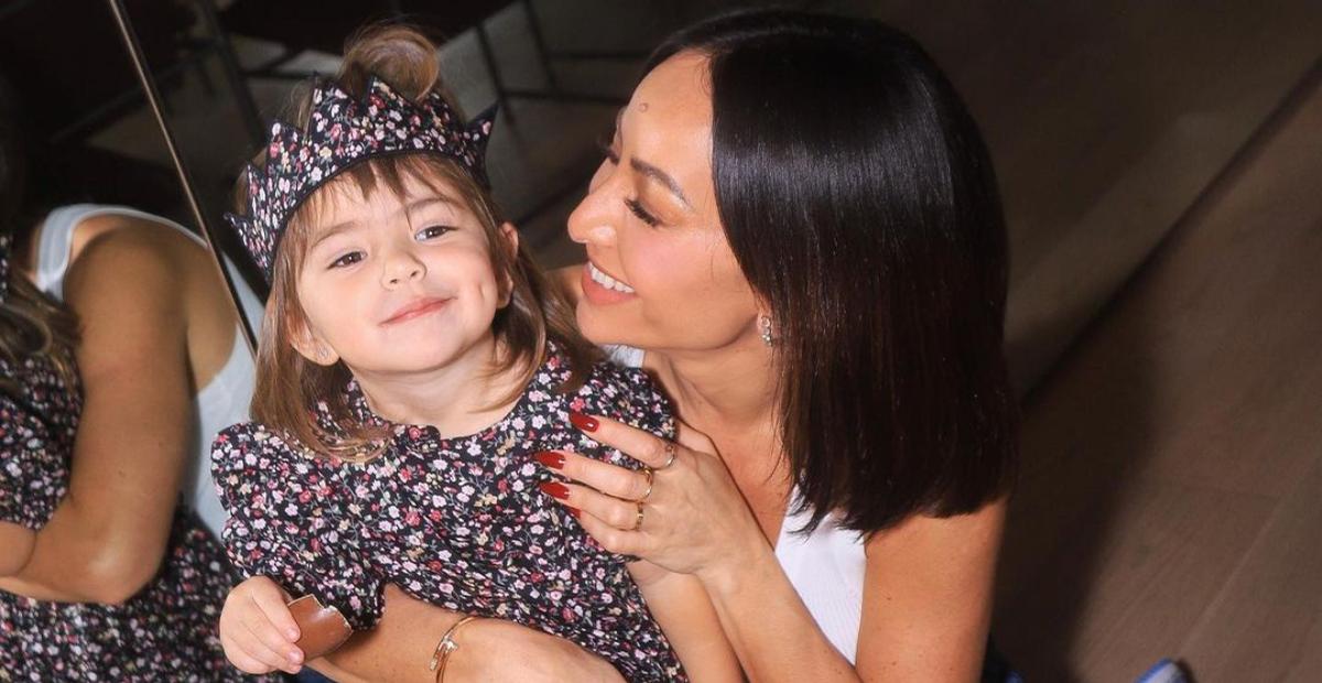 Sabrina Sato posta cliques de noite das amigas e a filha, Zoe, chama a atenção