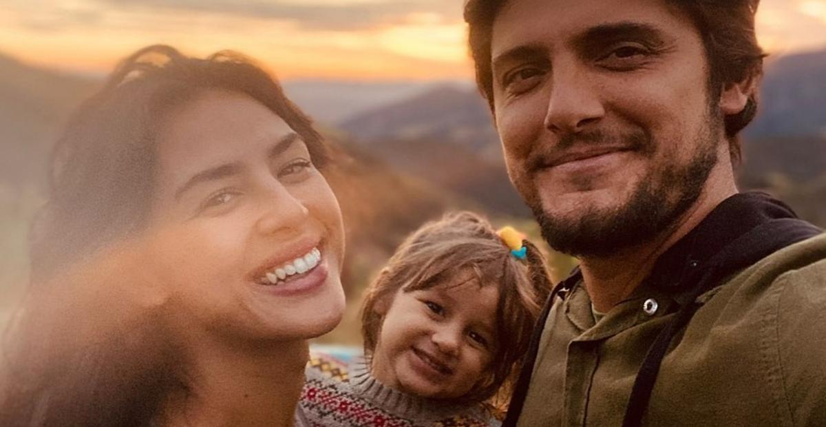 Yanna Lavigne surge coladinha com sua família e se derrete: ”Minha vida todinha”