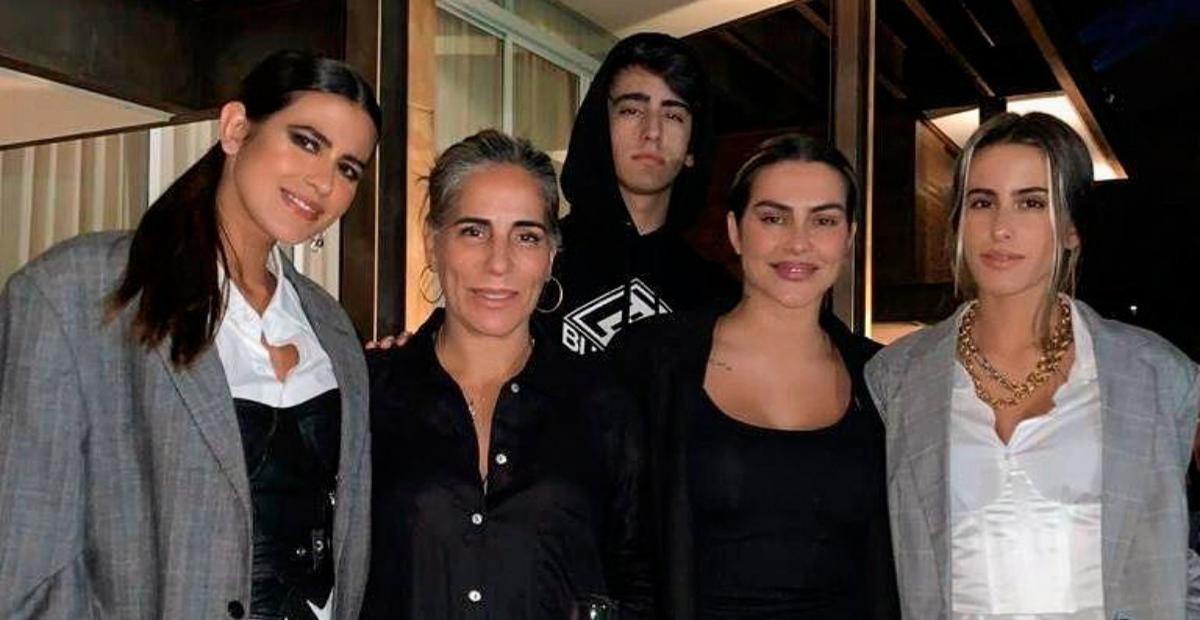 Gloria Pires posta cliques antigos ao lado dos quatro filhos: ”Minhas crianças, meus amores!”