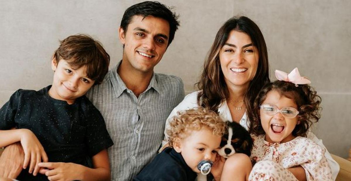 No Dia das Crianças, Mariana Uhlmann surge coladinha com a família e se derrete: ”Amamos vocês!”