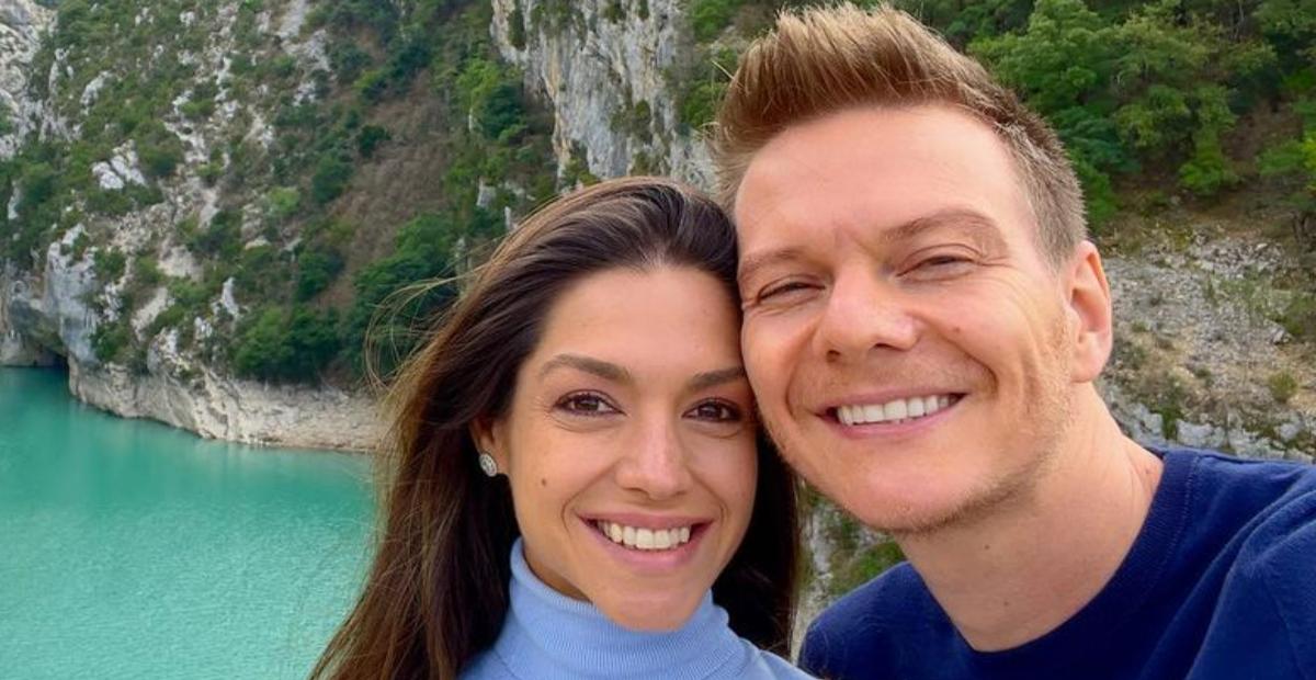 Michel Teló e Thaís Fersoza surgem em clima de romance em frente a Torre Eiffel