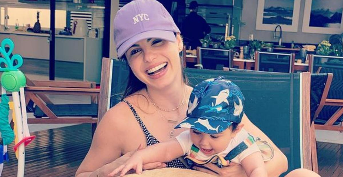 Sthefany Brito faz flagra fofo do filho em frente ao espelho: ”Meu gordinho mais delicioso”