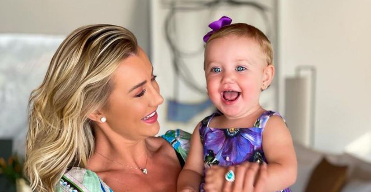 Ana Paula Siebert publica foto da infância e faz comparação com a filha Vicky: ”Clones?”