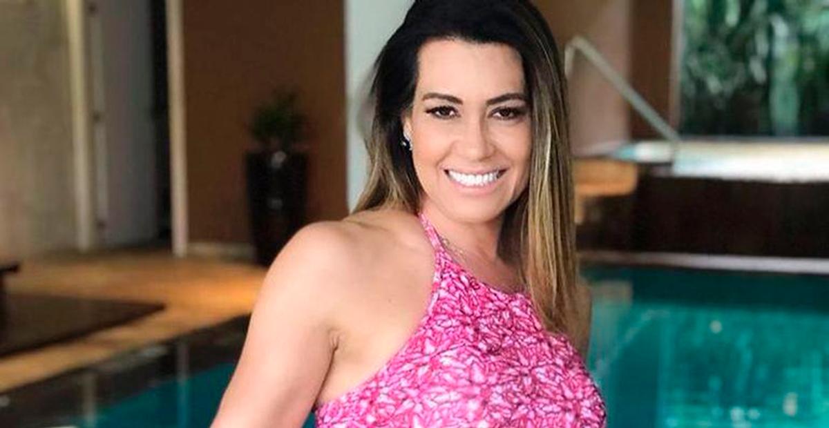 Aos 58 anos, Solange Frazão exibe barriga super definida e choca: ”Corpão absurdo!”
