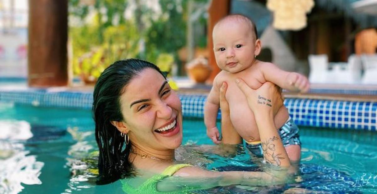 Bianca Andrade surge coladinha ao filho, Cris, durante banho de piscina