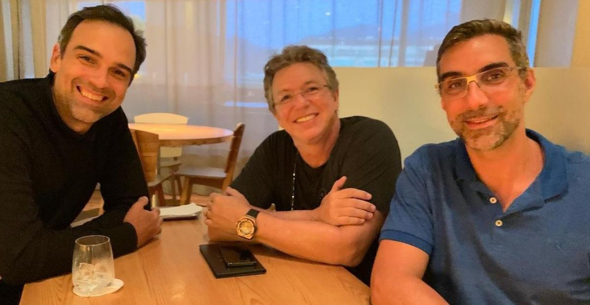 Boninho se reúne com Tadeu Schmidt e promete novidades para o ‘BBB22’