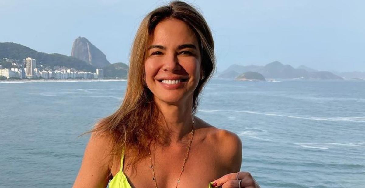 De biquíni, Luciana Gimenez rouba a cena com abdômen sarado em dia de praia: ”Um shape desse”
