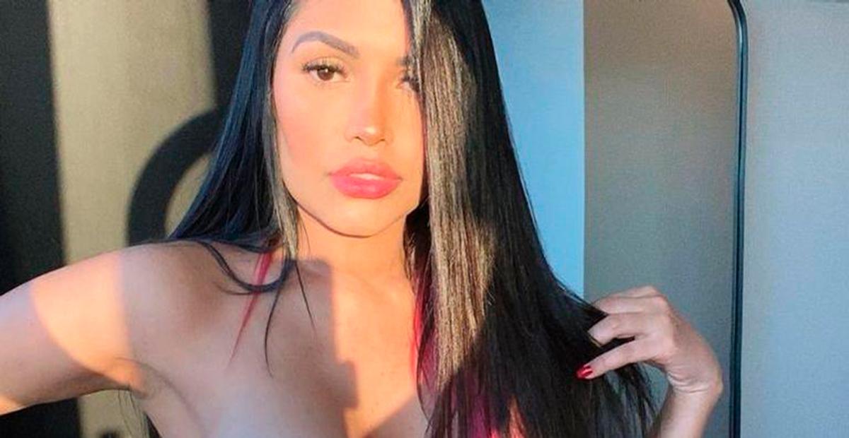 Flay dá abaixadinha no biquíni e ostenta corpo sarado perto do mar