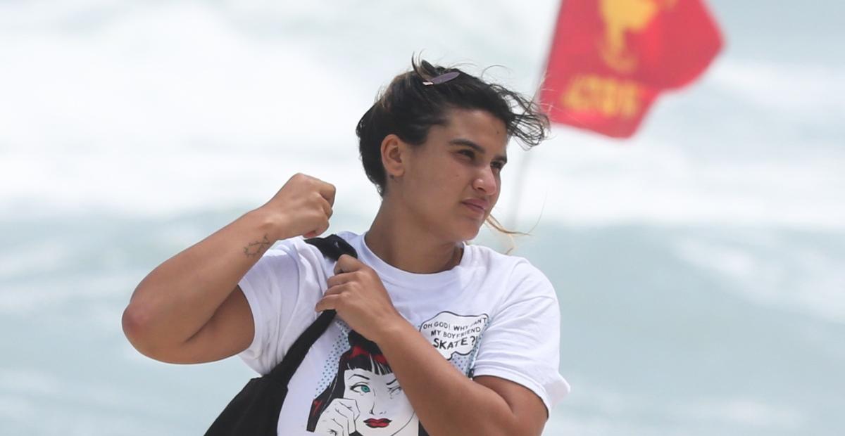 De biquíni fio dental, Giulia Costa é flagrada renovando o bronzeado na praia e corpão se destaca